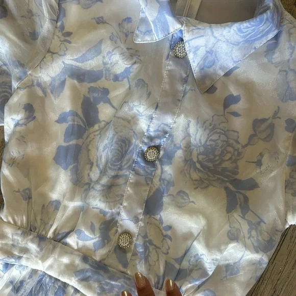 SOLD White and blue floral dress - Picture 6 of 10